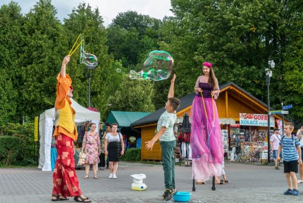 Kuglarze i zabawa z bańkami